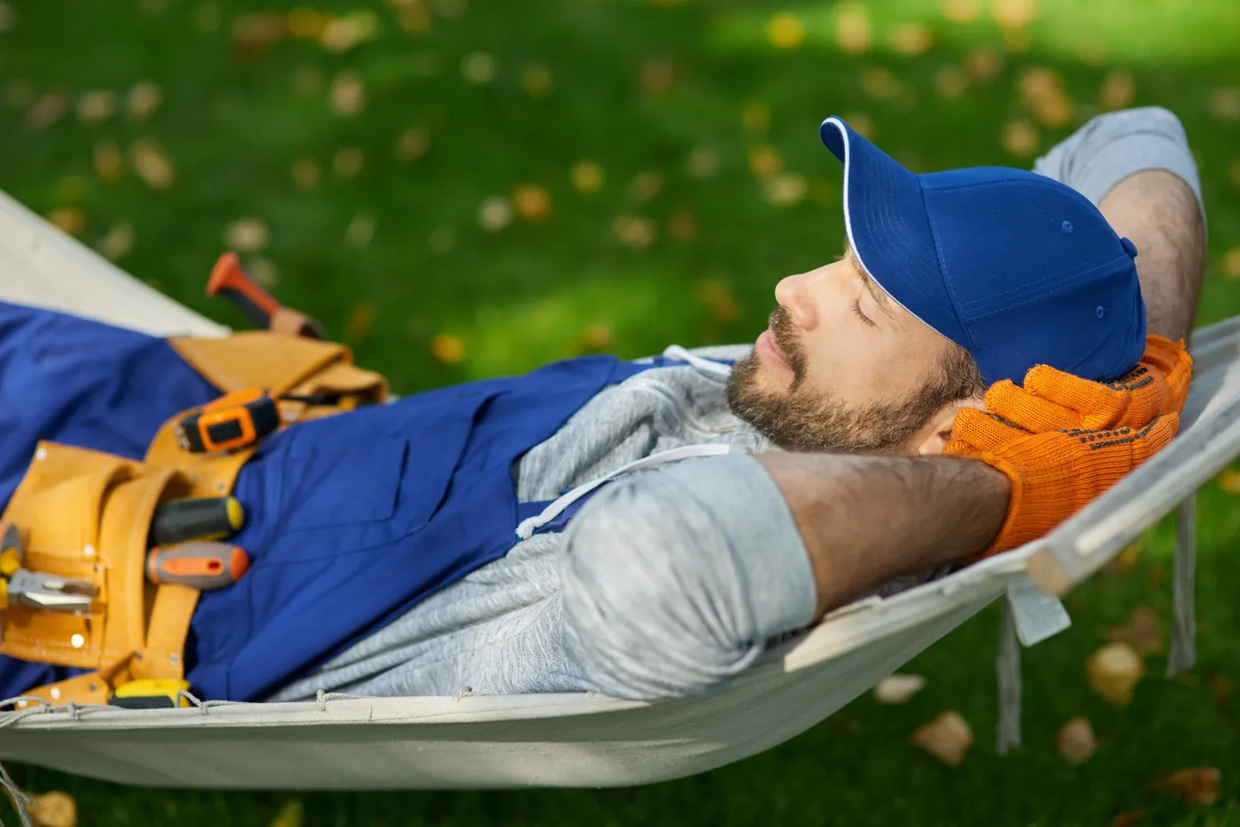Handwerker im Feierabend, das Telefon kann warten