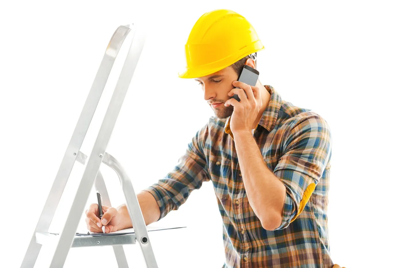 Handwerker auf der Leiter, das Handy klingelt unerreichbar